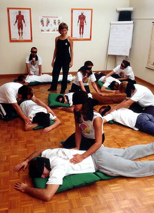 una lezione del corso di massaggio alla scuola di massaggio Arte del  Massaggio