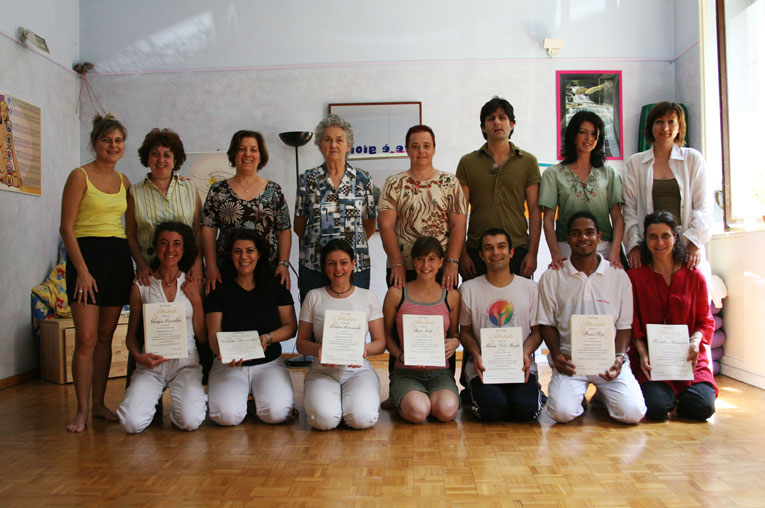 gli allievi del corso di massaggio MIT dopo l'esame con l'attestato della scuola di massaggio